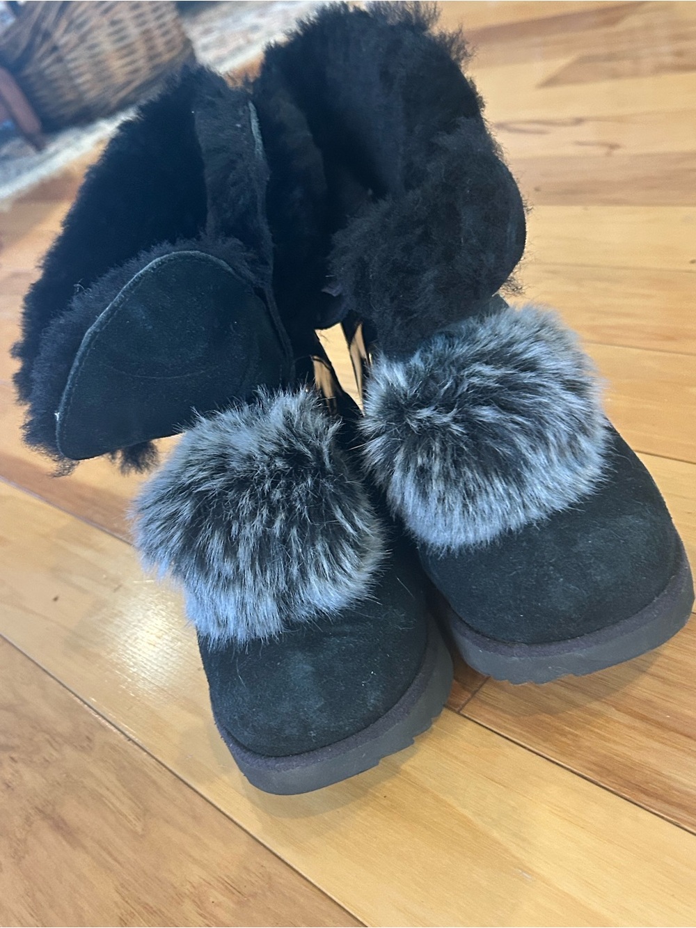 UGG Isley Youth Black Suede Patent Waterproof Boots Removable Pom Pom Size 4 Big